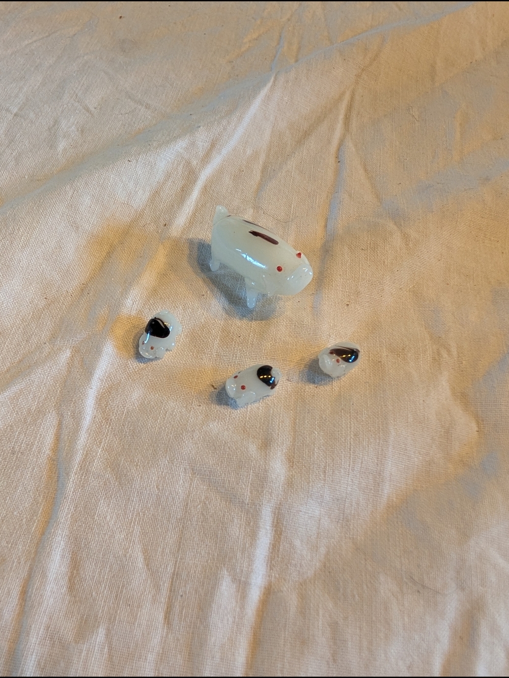 2/20$ Vintage White Glass Pig Family Figurines trinket